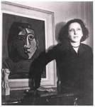 susana_junto_al_retrato_que_le_hizo_picasso_en_paris_1943_fotografiada_por_henri_carti_foto_cedida_por_um_.jpg.jpg